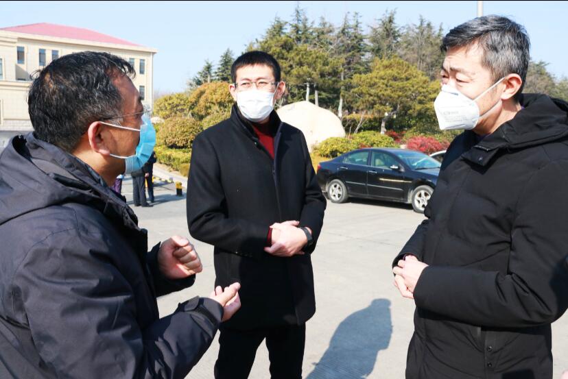 共同戰(zhàn)疫情，慰問顯大愛！嶗山區(qū)建筑業(yè)協(xié)會會長袁永林等慰問青島高速疫情防控工作人員(圖1)