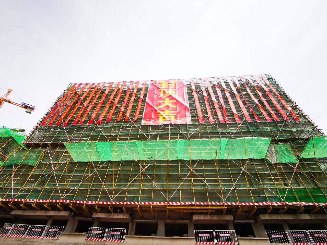 中建聯(lián)合|喜封金頂-上城御府二期項目主體結(jié)構(gòu)順利封頂(圖1)