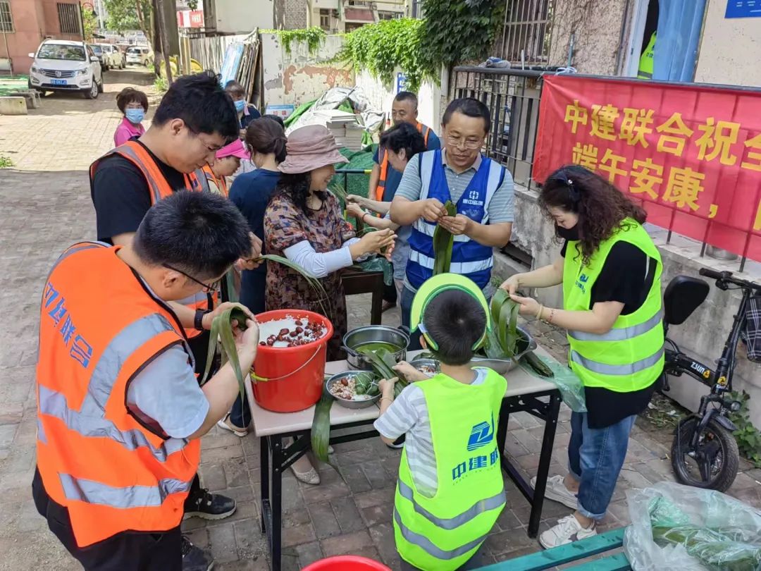 心系基層,情暖端午|中建聯(lián)合組織市南區(qū)金湖路街道項(xiàng)目人員在工地現(xiàn)場包粽子、慶端午(圖1) 心系基層,情暖端午|中建聯(lián)合組織市南區(qū)金湖路街道項(xiàng)目人員在工地現(xiàn)場包粽子、慶端午(圖1)